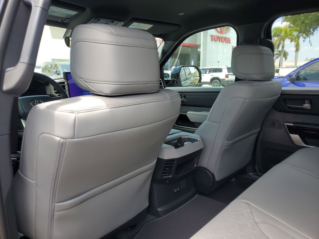 2025 Toyota Tundra Limited Image 19 of 32
