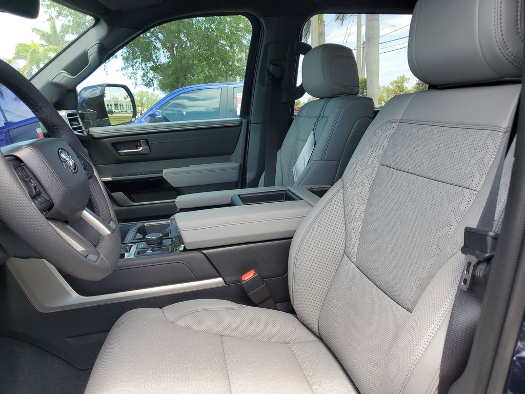 2025 Toyota Tundra Limited Image 17 of 32