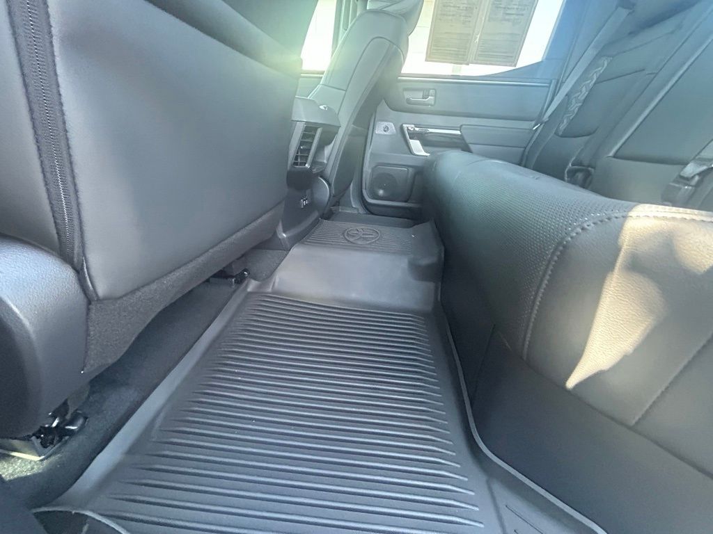 Vehicle image 27 of 41