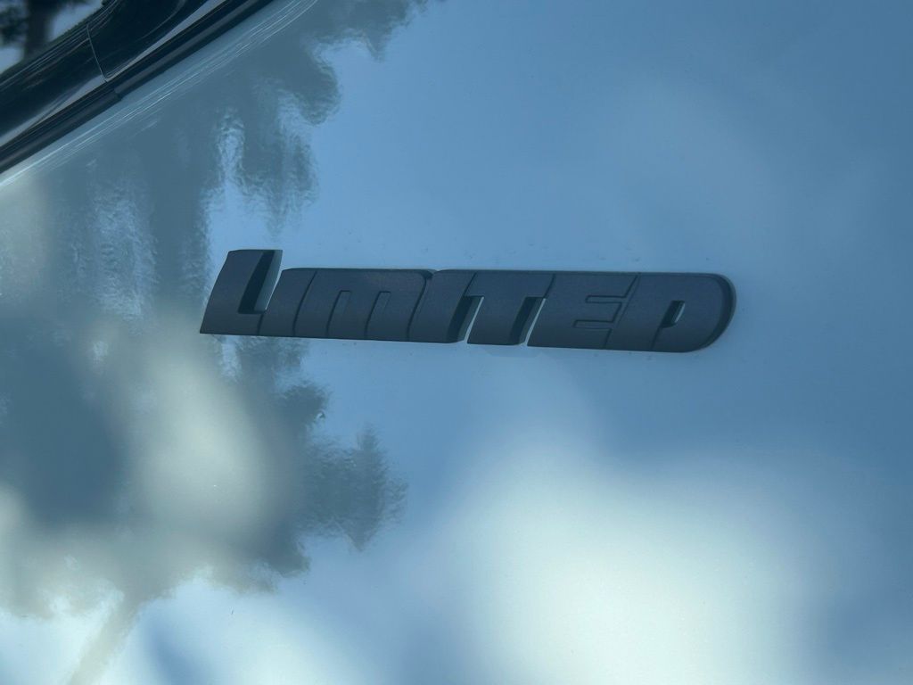 Vehicle image 34 of 41