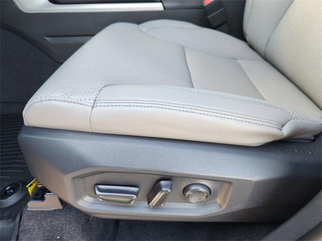 Vehicle image 18 of 22