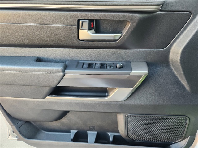 Vehicle image 17 of 22