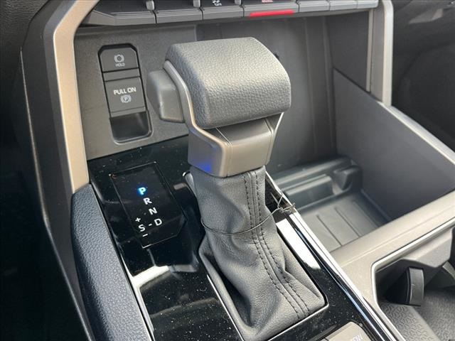 Vehicle image 21 of 32