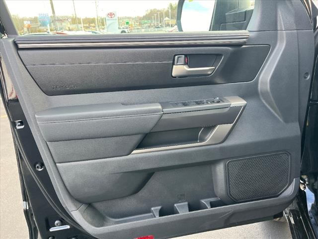 Vehicle image 26 of 32