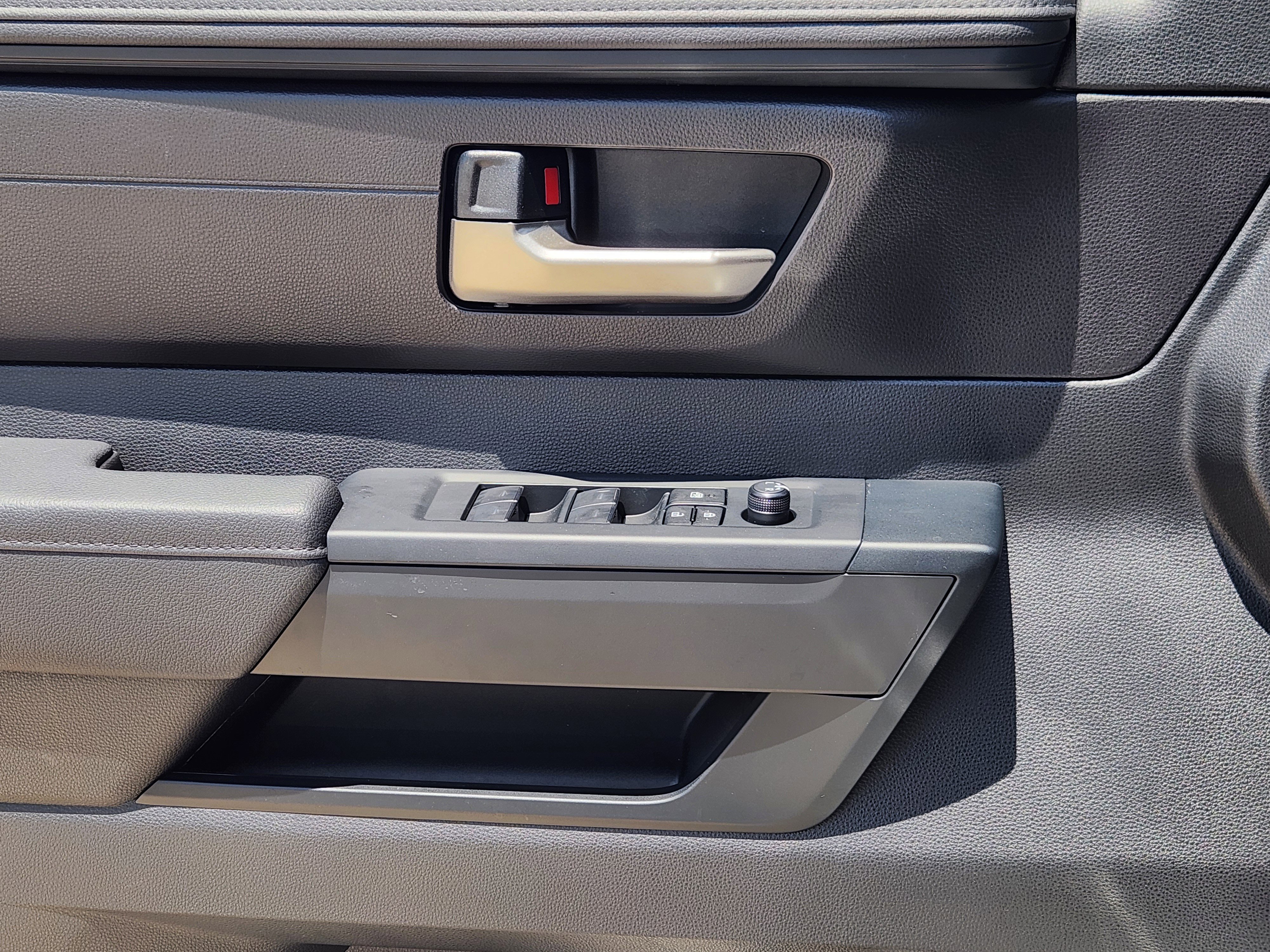 Vehicle image 16 of 26