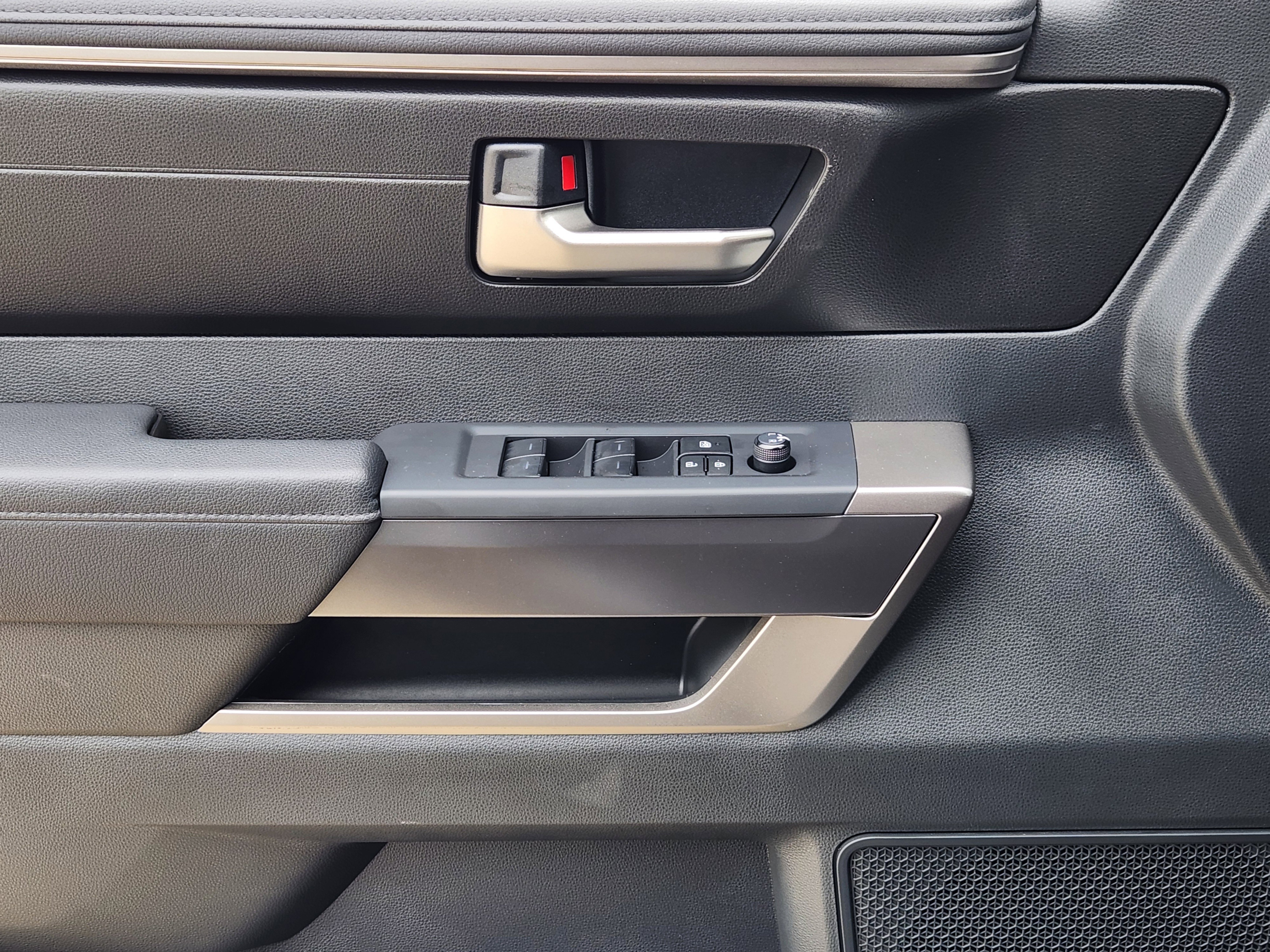 Vehicle image 18 of 23