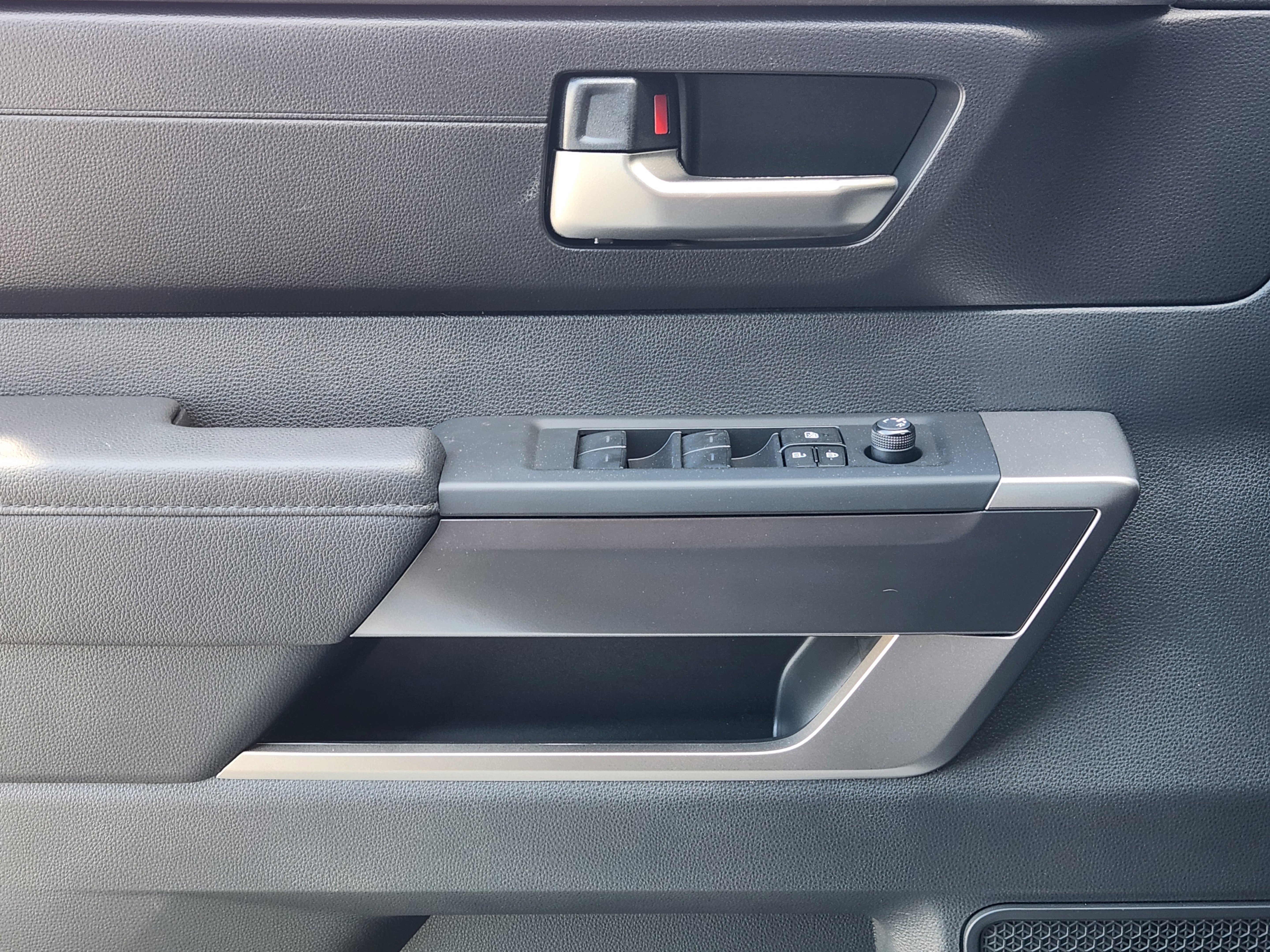 Vehicle image 18 of 24
