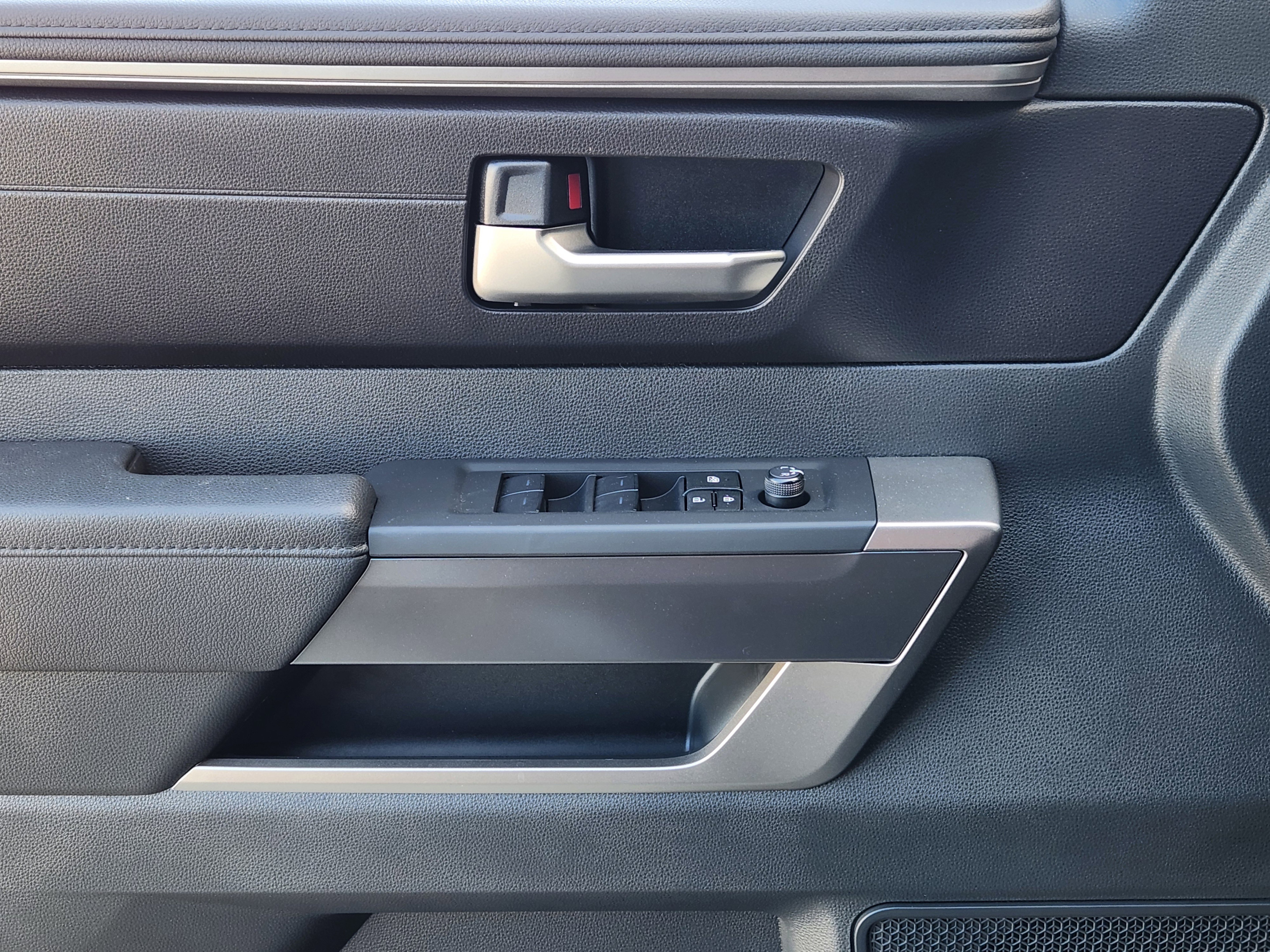 Vehicle image 18 of 24