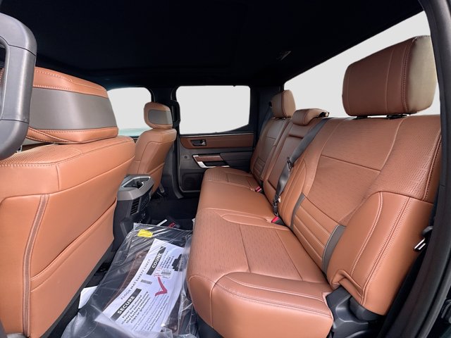 Vehicle image 32 of 44