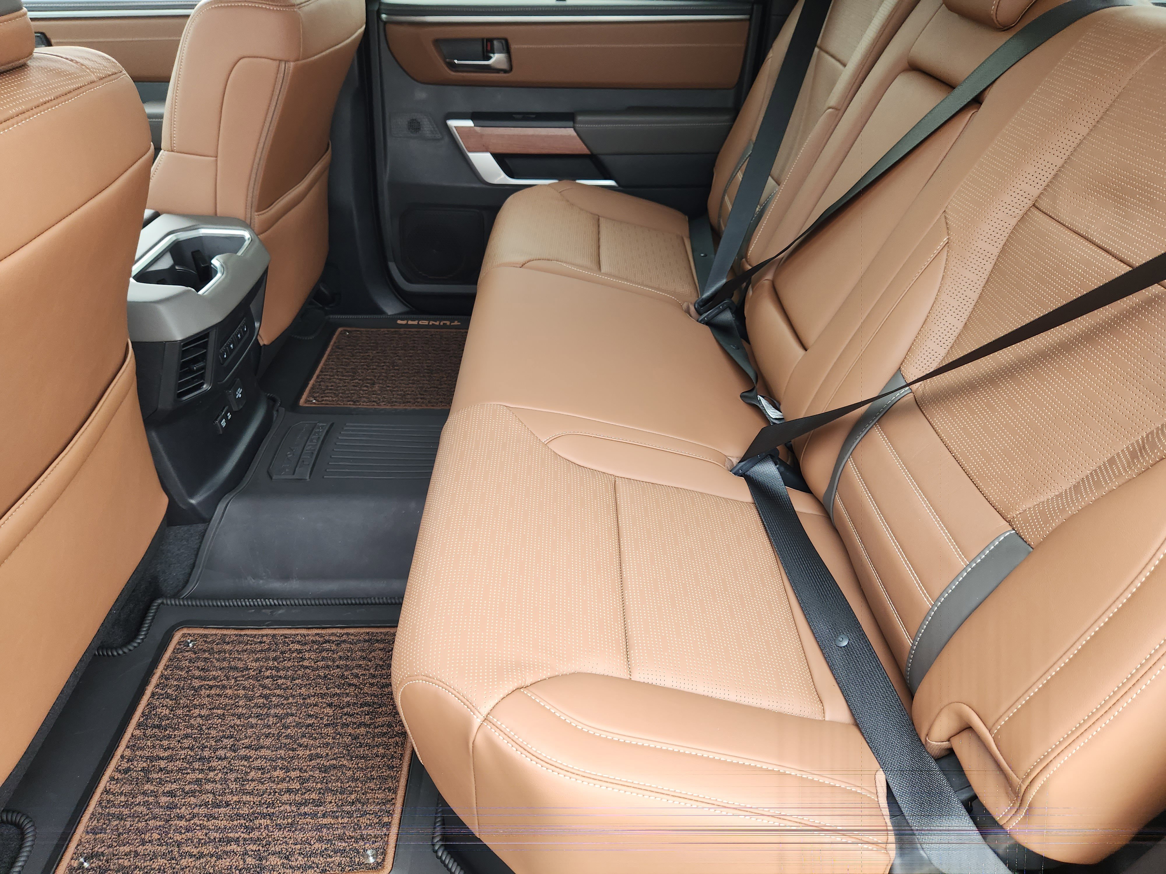 Vehicle image 21 of 23