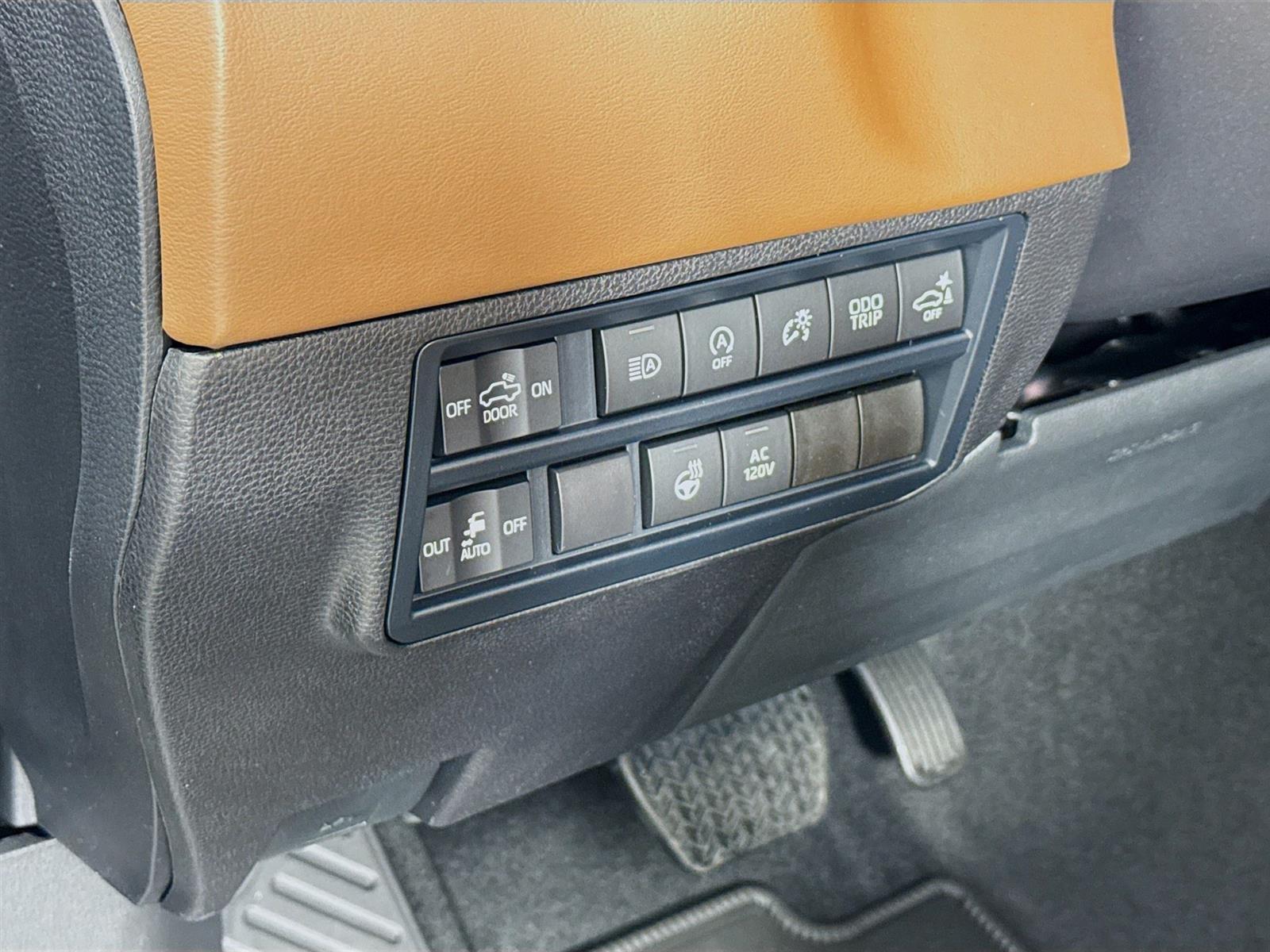 Vehicle image 13 of 44