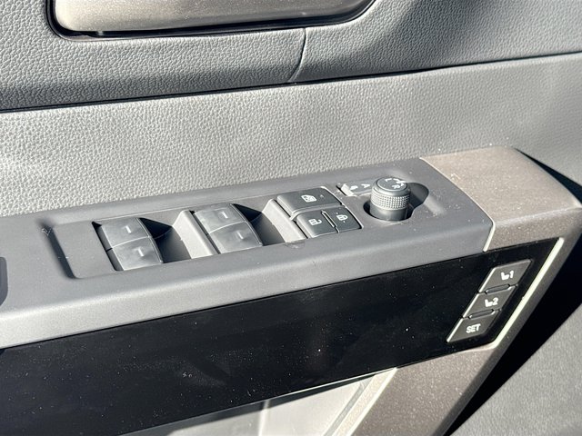 Vehicle image 25 of 37