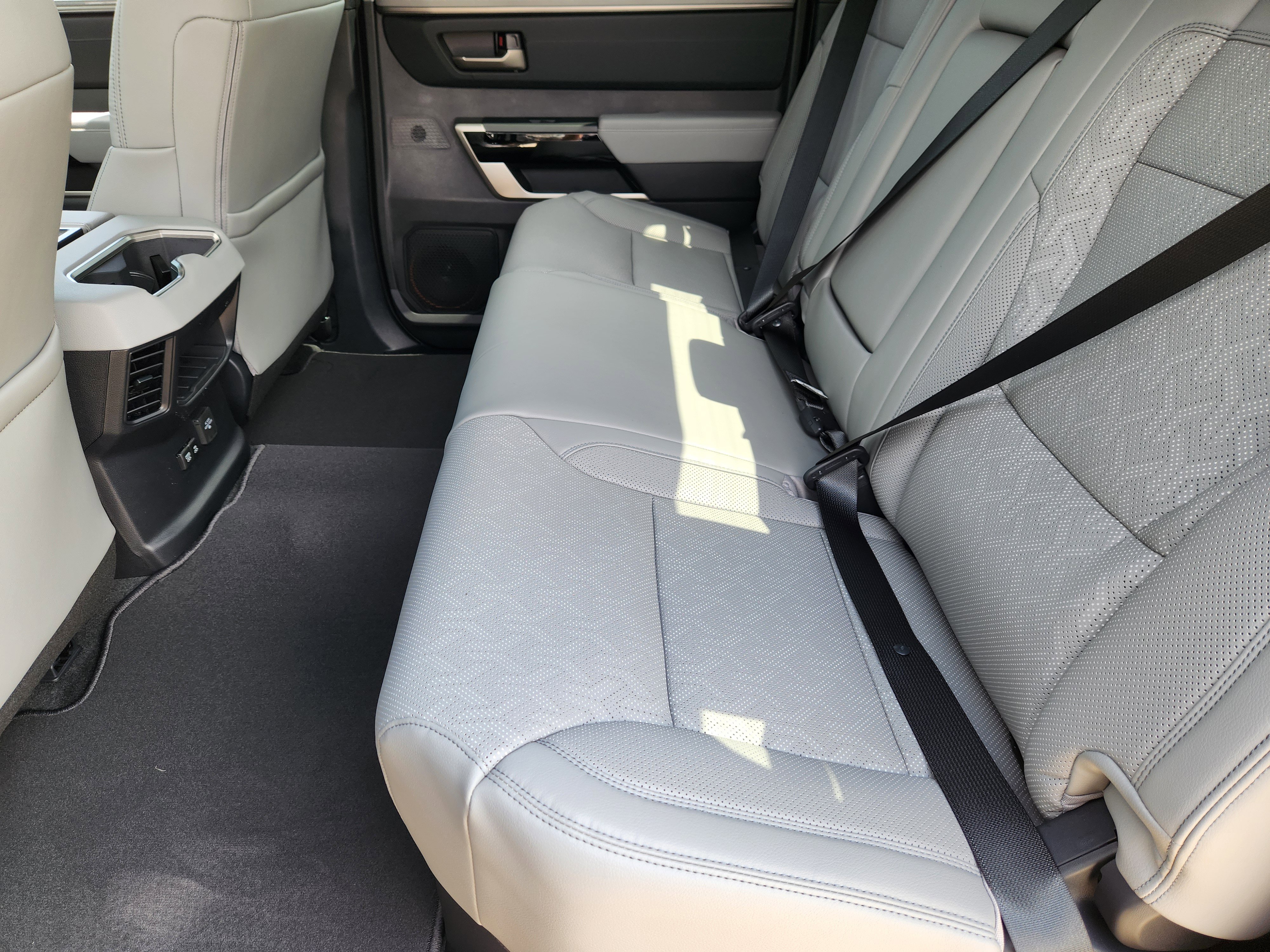 Vehicle image 21 of 23