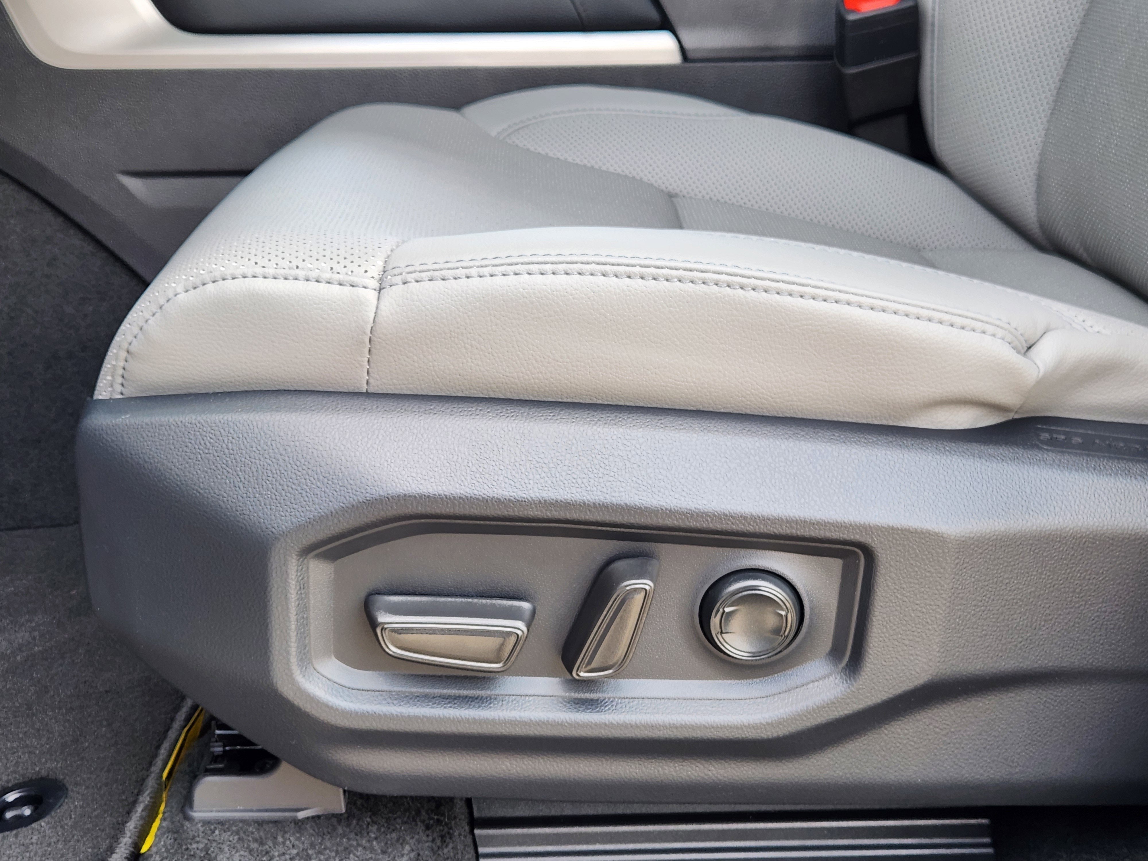 Vehicle image 17 of 23
