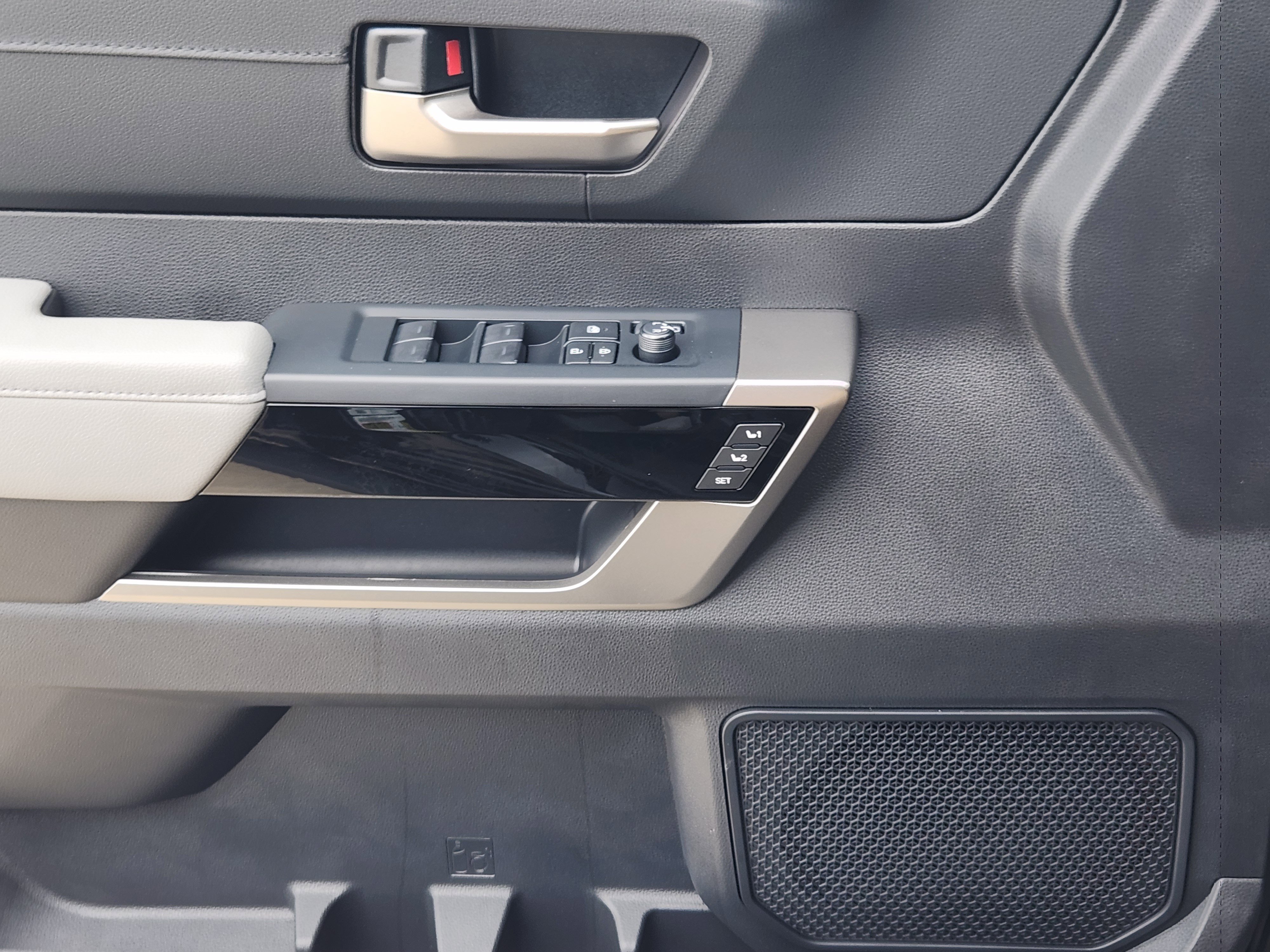 Vehicle image 17 of 23