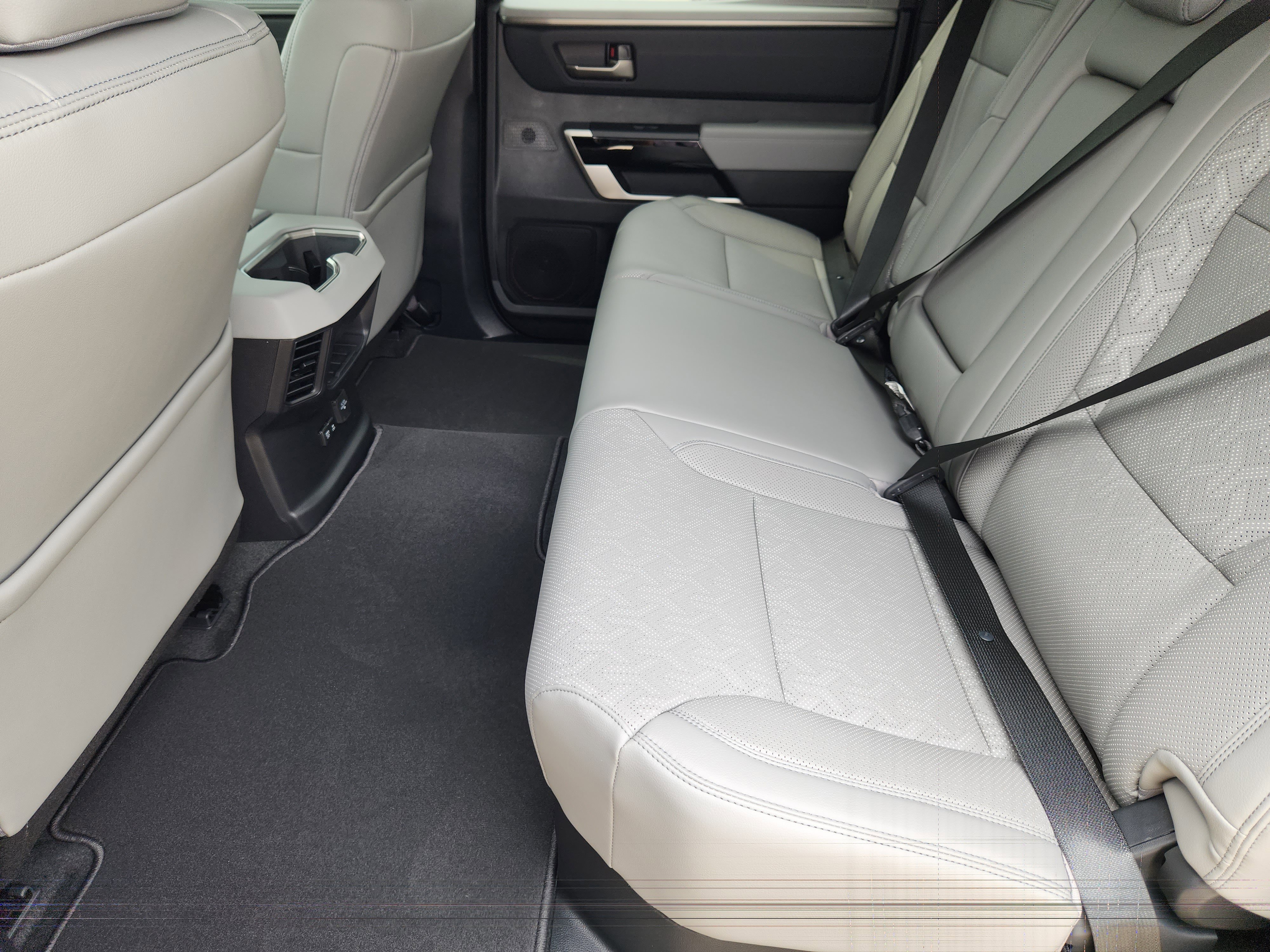 Vehicle image 21 of 23