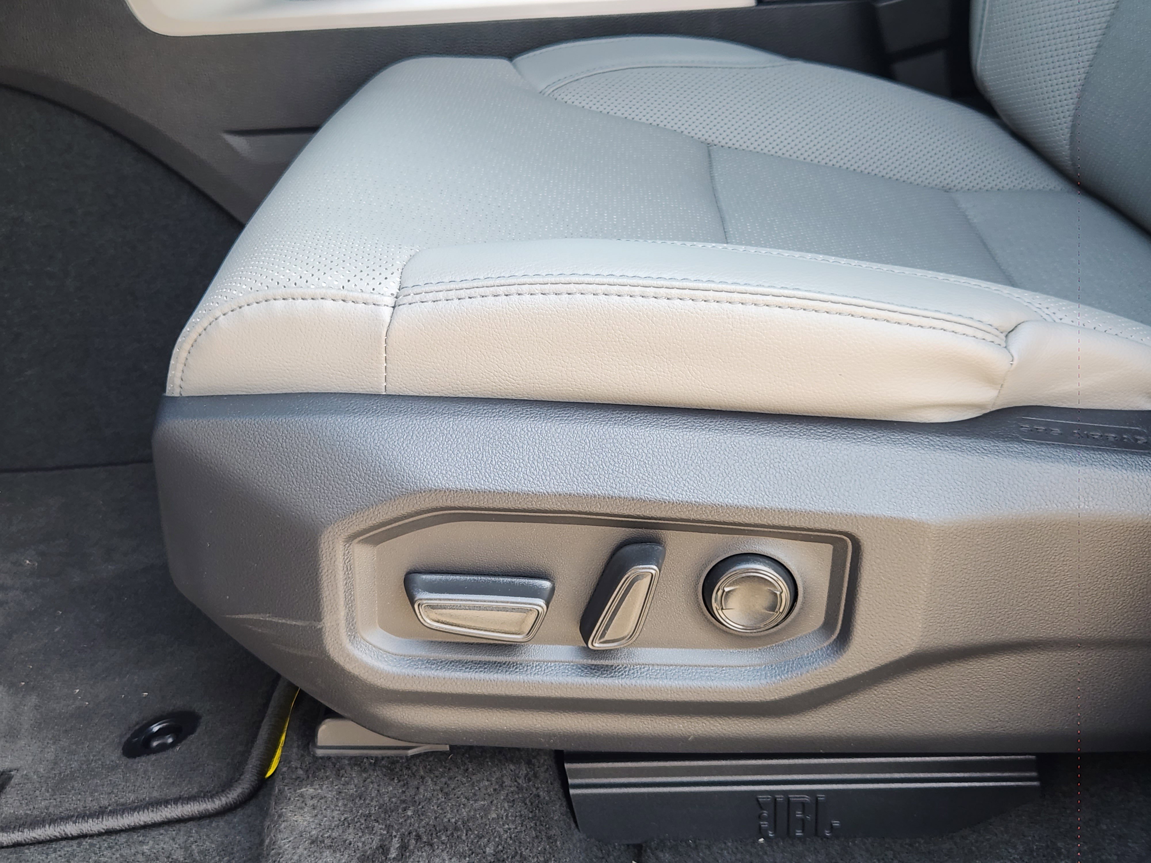 Vehicle image 18 of 23