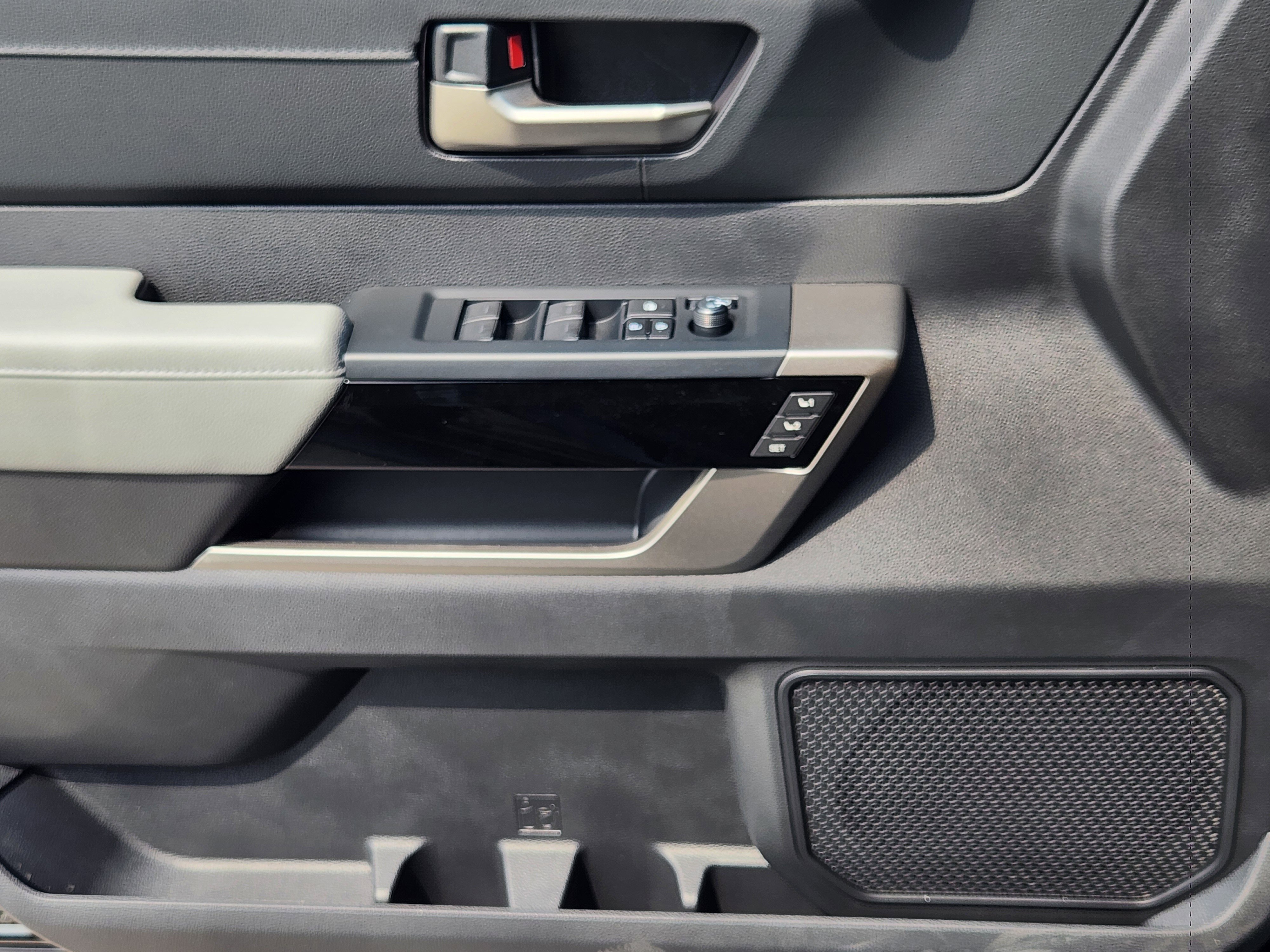 Vehicle image 17 of 23