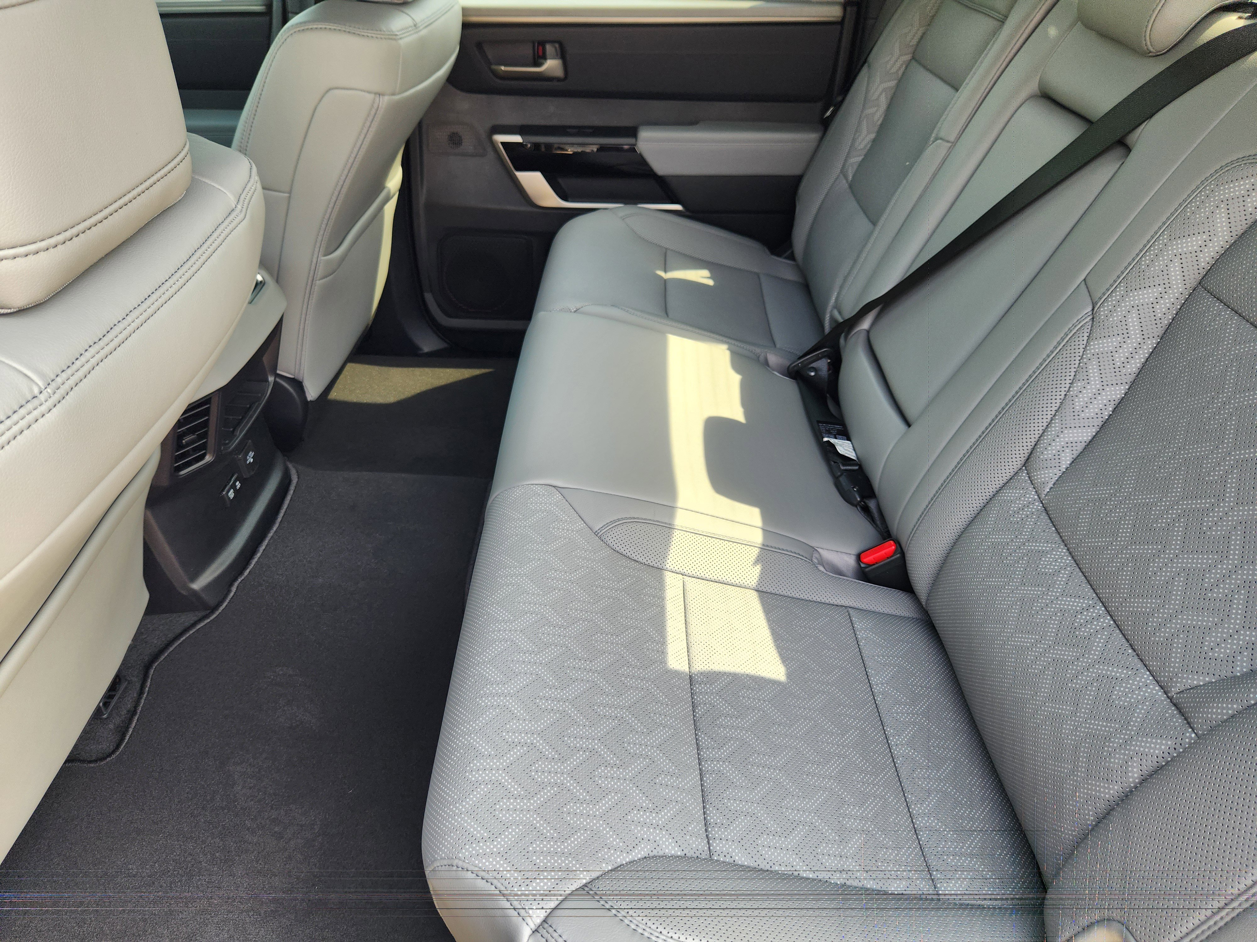 Vehicle image 21 of 23