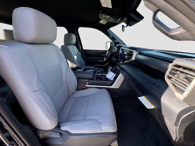 Vehicle image 33 of 37