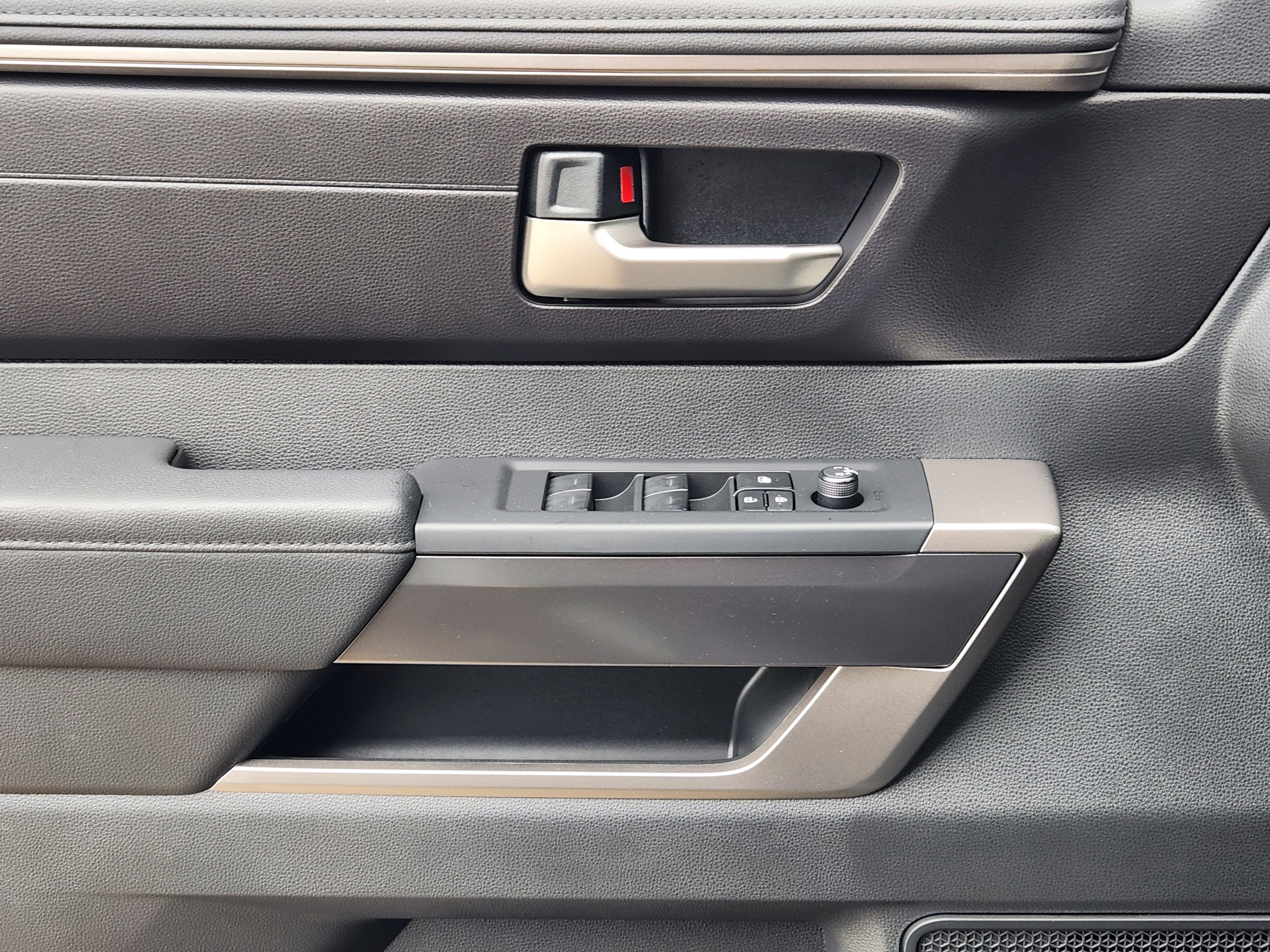 Vehicle image 18 of 24
