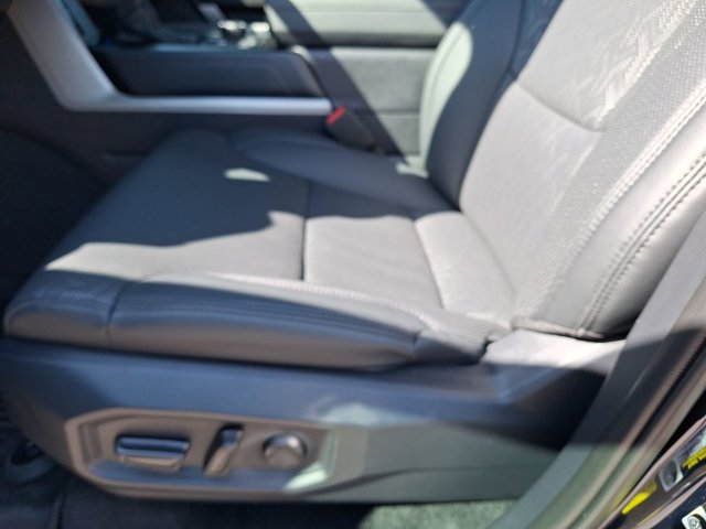 Vehicle image 17 of 35