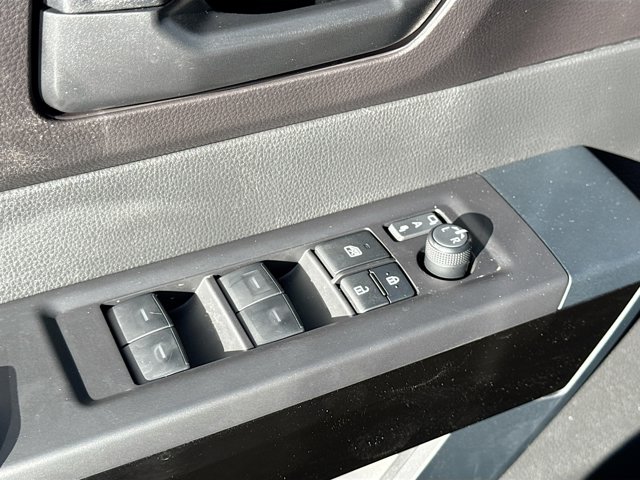 Vehicle image 25 of 40