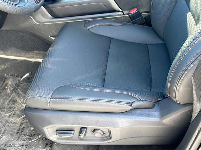 Vehicle image 27 of 40