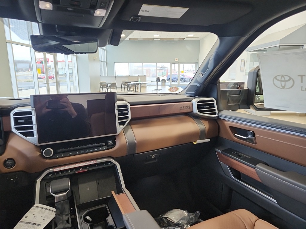 Vehicle image 17 of 29