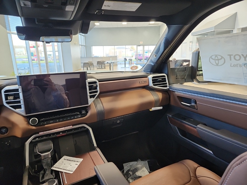 Vehicle image 17 of 29