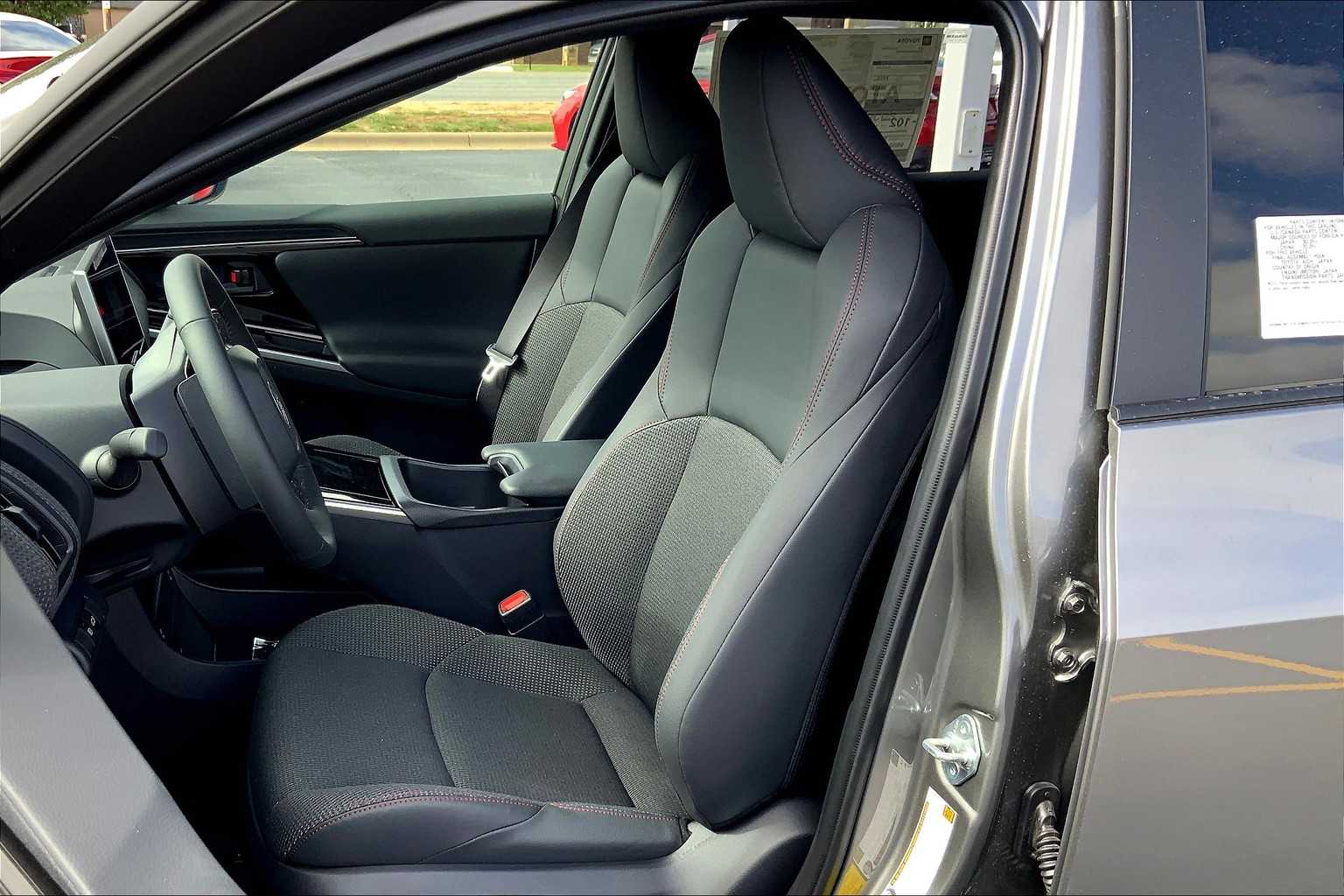 Vehicle image 10 of 19