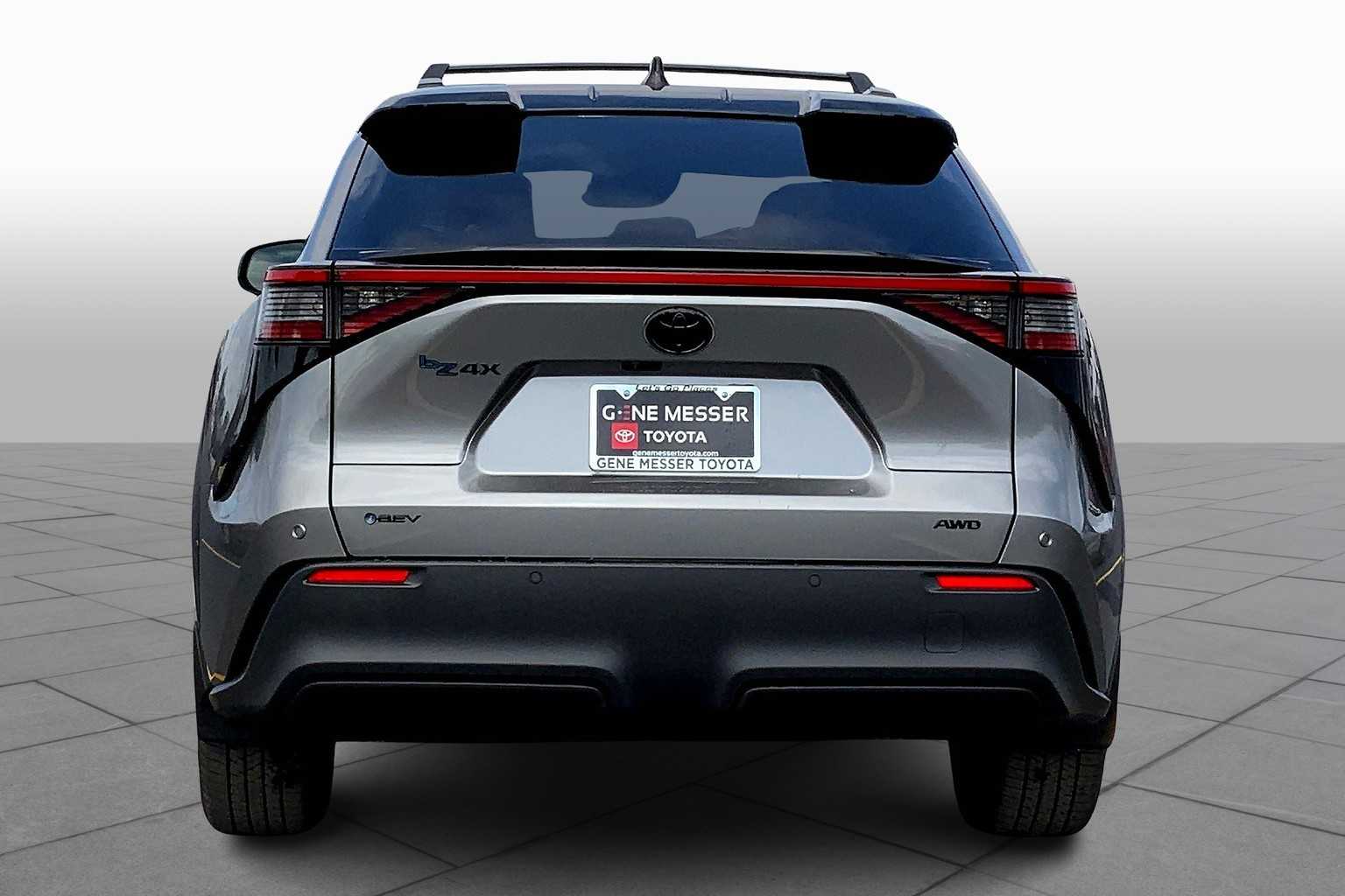 Vehicle image 4 of 19