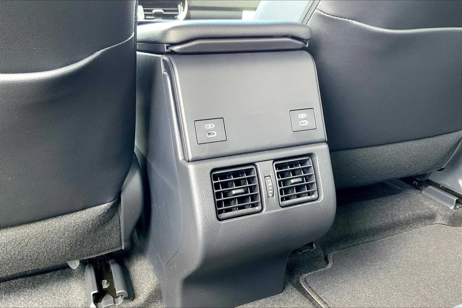 Vehicle image 17 of 19