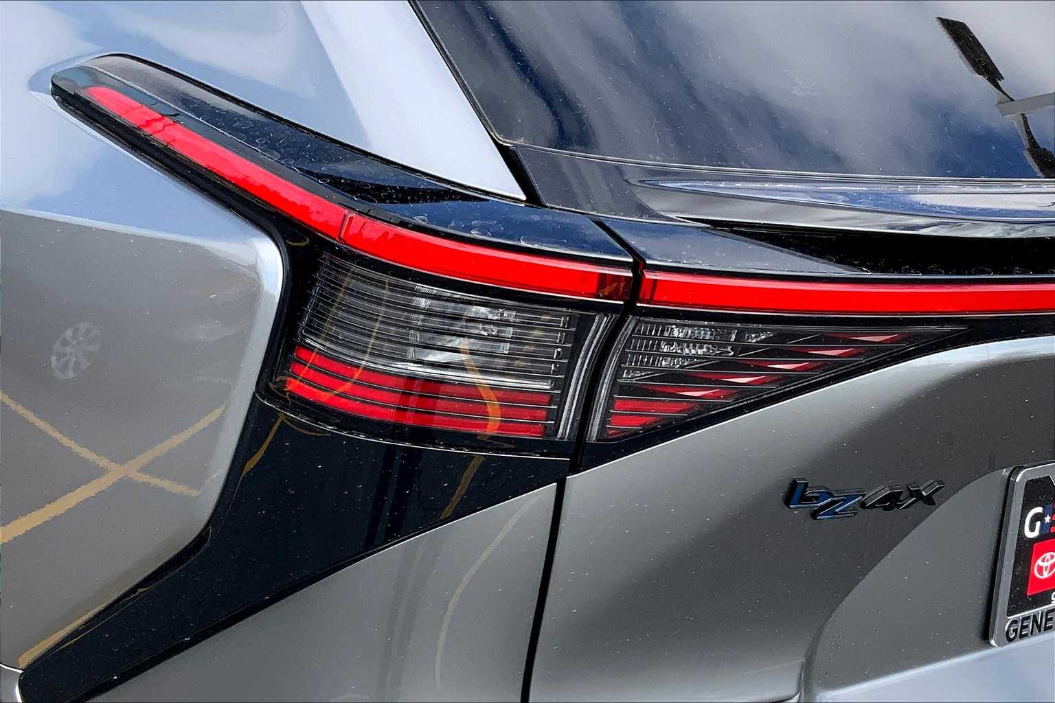 Vehicle image 14 of 19