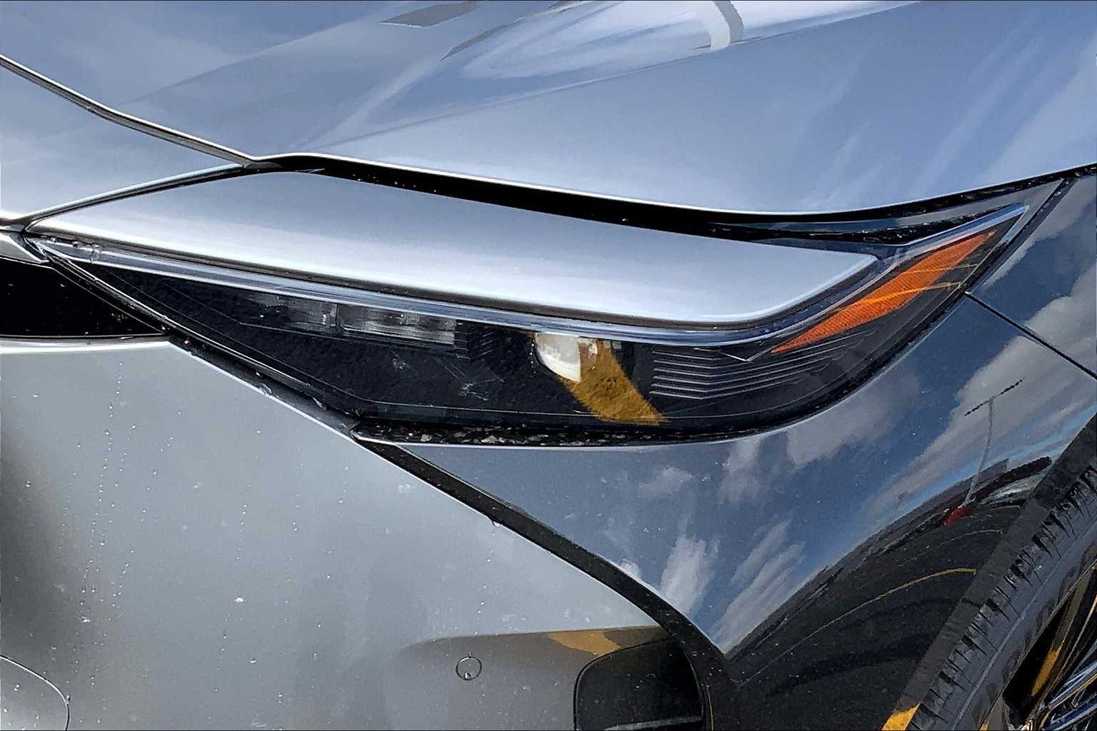 Vehicle image 13 of 19