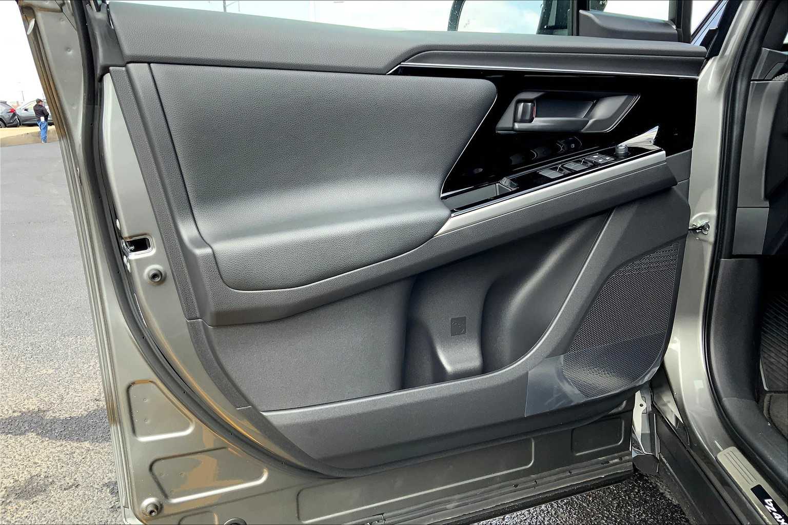 Vehicle image 11 of 19