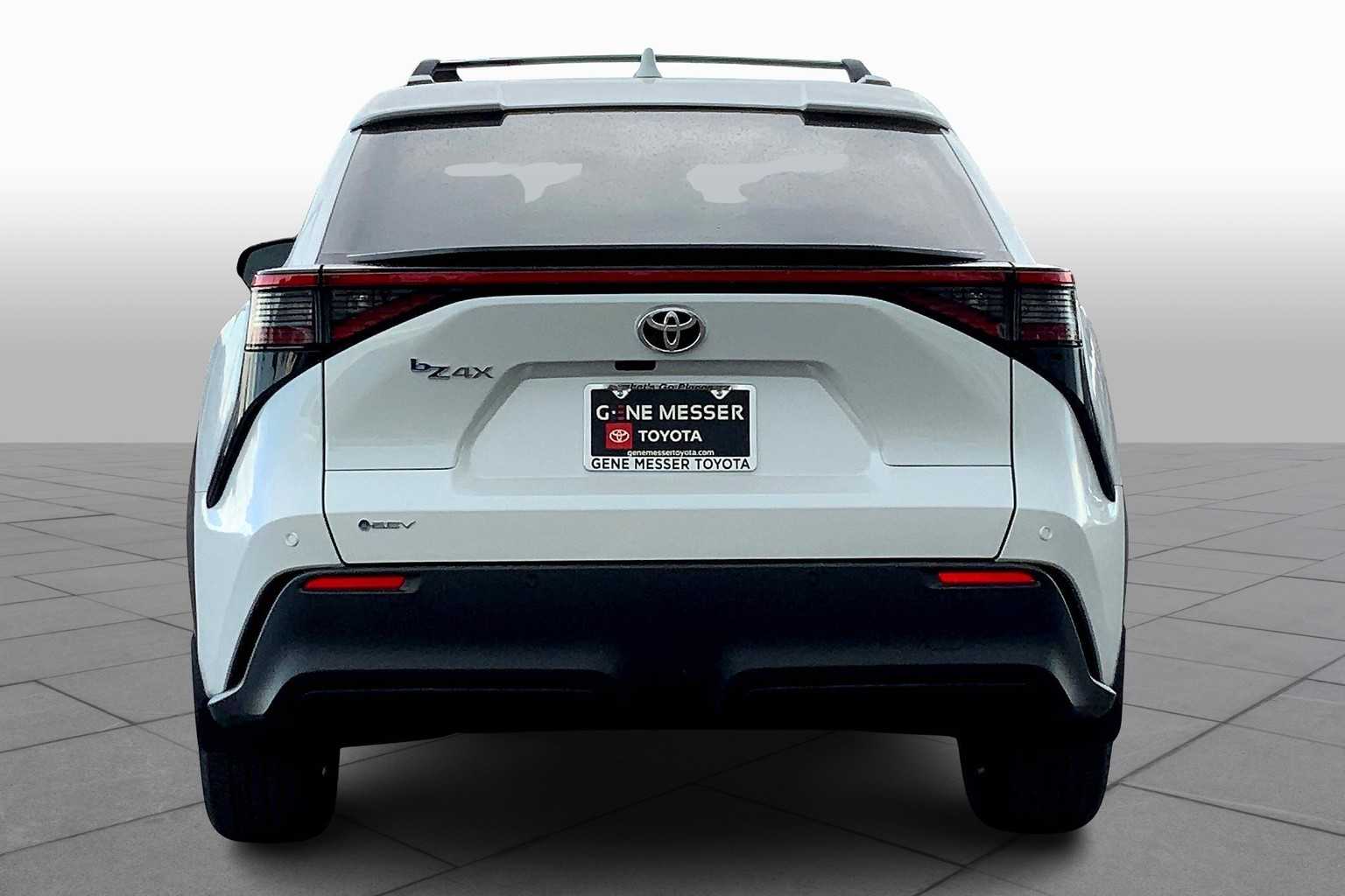 Vehicle image 4 of 22