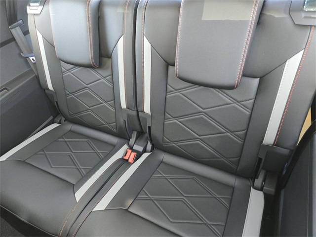 2025 Volkswagen Atlas 2.0T Peak Edition Image 7 of 16