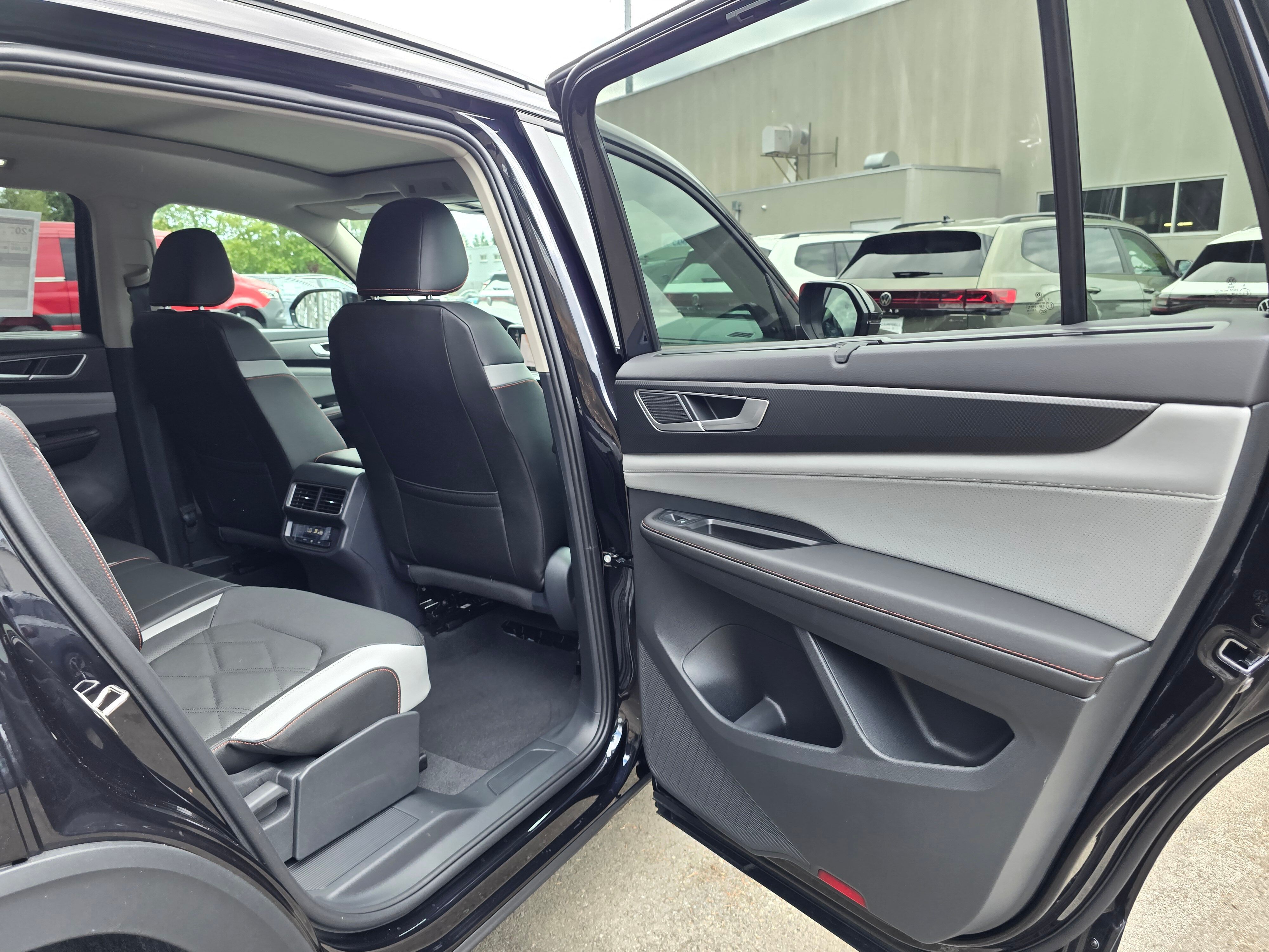 Vehicle image 11 of 27