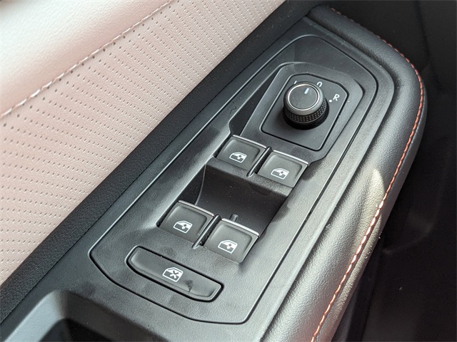 Vehicle image 25 of 29