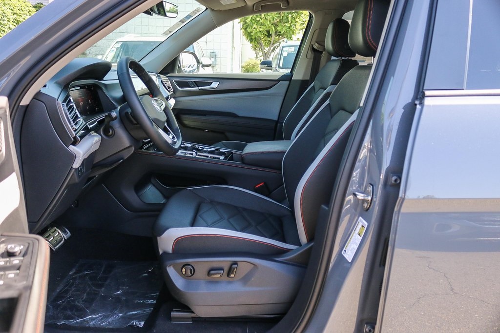 Vehicle image 25 of 33