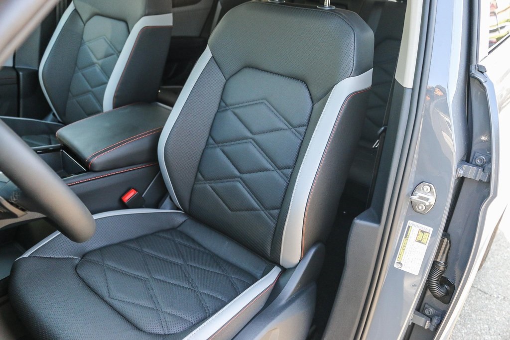 Vehicle image 27 of 33