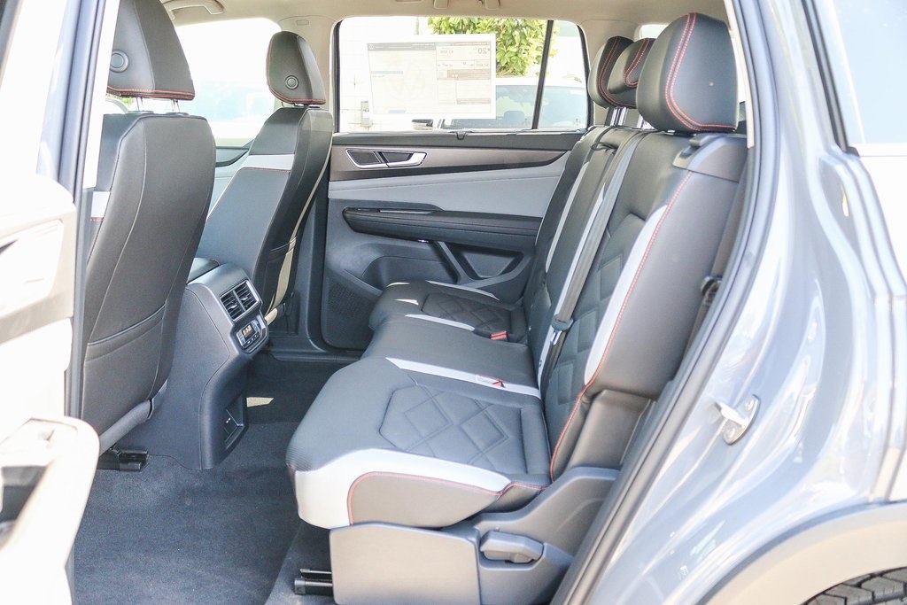 Vehicle image 23 of 33