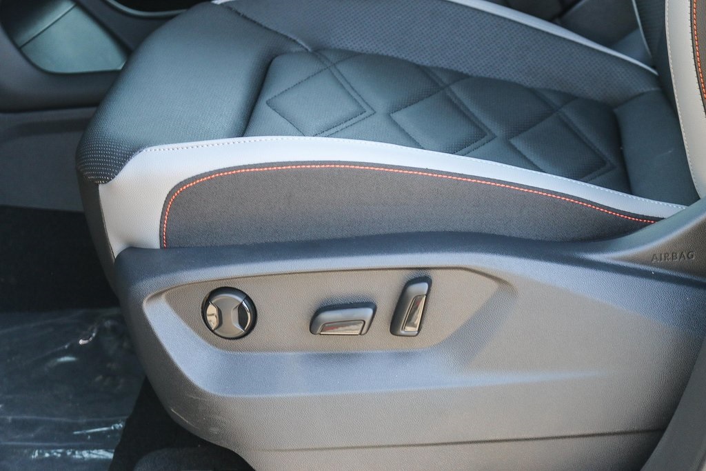 Vehicle image 26 of 33