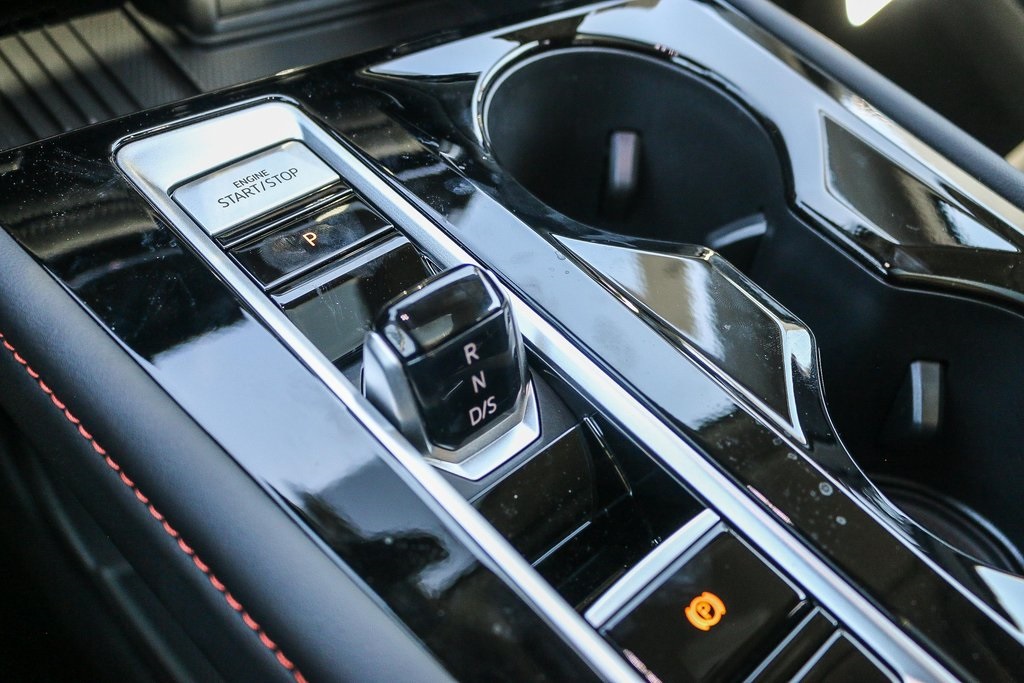 Vehicle image 31 of 33