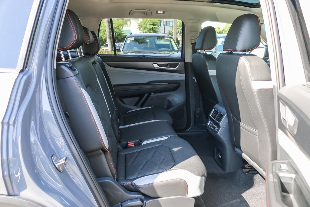 Vehicle image 21 of 33