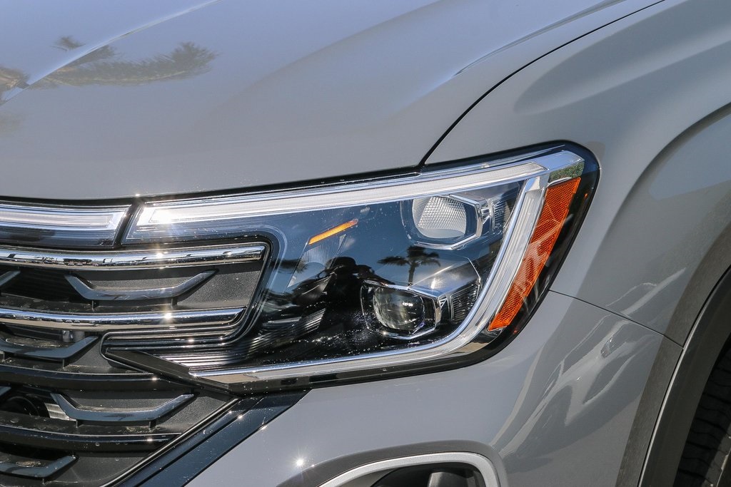 Vehicle image 10 of 33