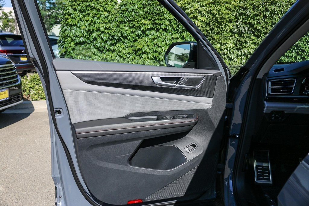 Vehicle image 29 of 33