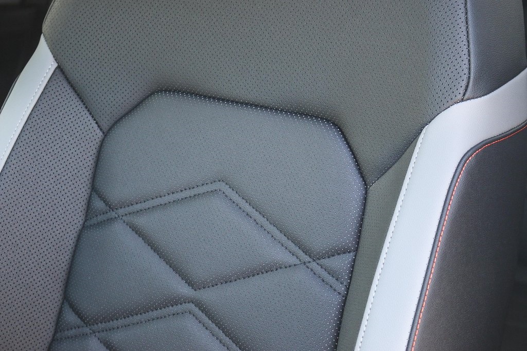 Vehicle image 28 of 33