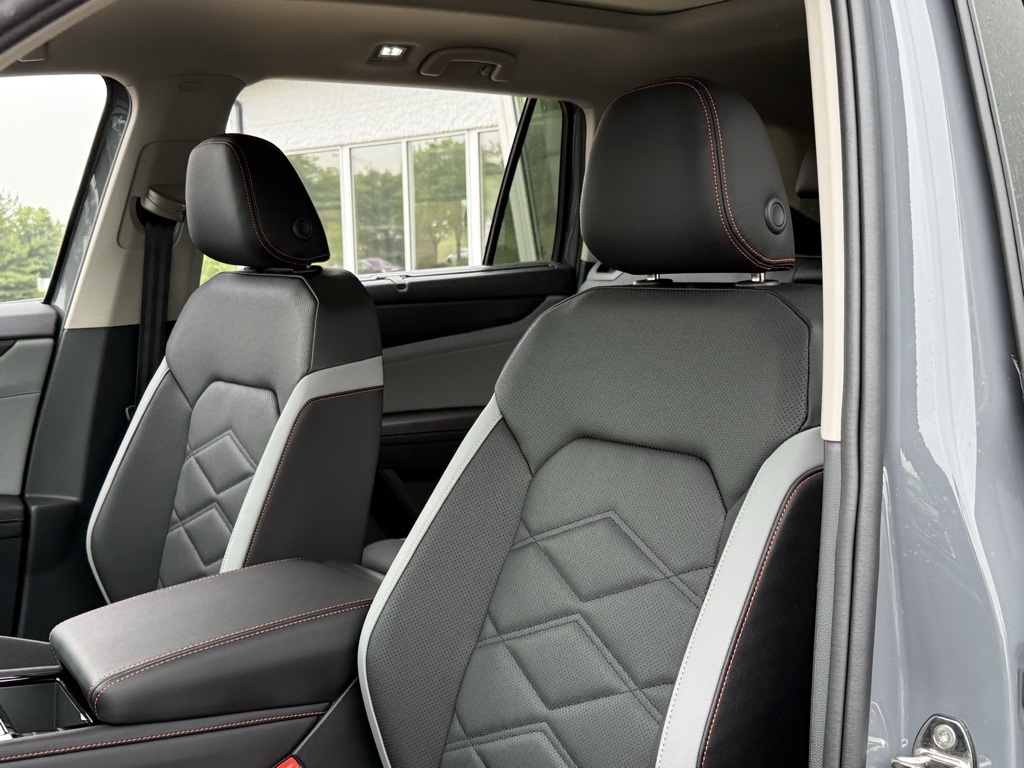 2025 Volkswagen Atlas 2.0T Peak Edition Image 11 of 35